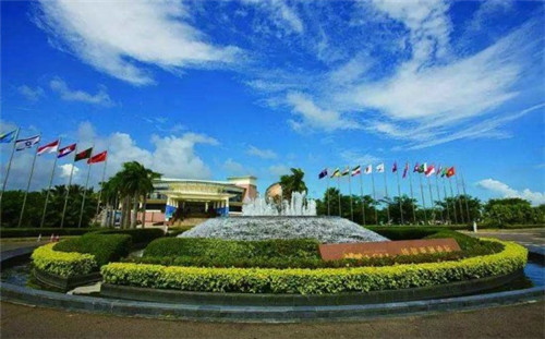 加盟海特卖进口零食在海门市开店什么位置好，海门市新奇独特创业是加盟的好还是自己开店好